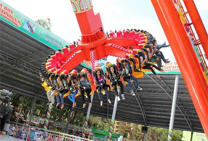 'Chiếc đĩa' vừa xoay vừa đánh đu.