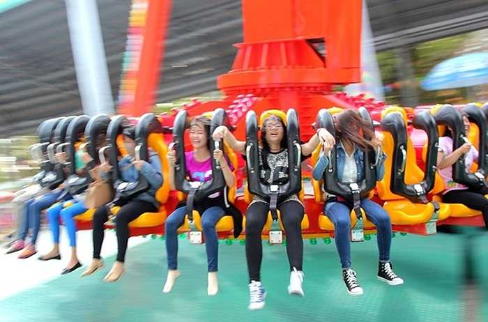 Nhiều du khách thích thú khi chiếc đĩa lao vút lên cao, tạo cảm giác nhào lộn như một phi công.