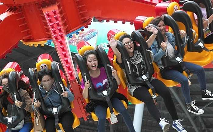 Bạn Hồ Xuân Ánh, ở quận 9, cho biết, đây là lần đầu tiên bạn tham gia trò chơi mạo hiểm như thế này. Do chiếc đĩa vừa xoay vừa đu đưa nên tạo cảm giác khác lạ so với những trò chơi mạo hiểm truyền thống trước đây bạn đã từng tham gia chơi.