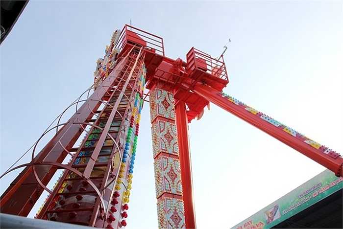 Dàn khung là một khối sắt khổng lồ.