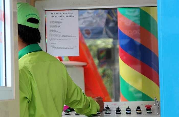 Nhân viên điều khiển bằng một bàn điện tử. 'Trò chơi này có chế độ chốt an toàn tự động, và có hệ thống đèn cảnh báo an toàn', nhân viên này cho biết.