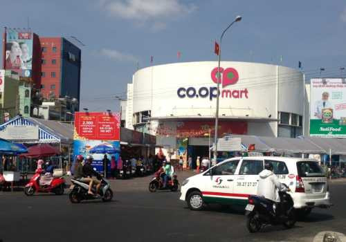 Hàng quán, siêu thị kín khách ngày đầu năm