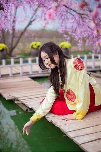 Hot girl Trương Kim Ngân (Ngân Búng) là nữ sinh nổi tiếng của trường Đại học Ngoại thương, Hà Nội. Cô bạn xinh đẹp này sinh 1993, hiện đang là sinh viên lớp Pháp 3 Thương mại.