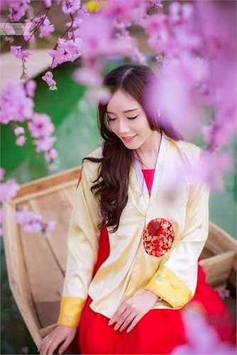 Ngân từng lọt vào top 30 thi sinh Duyên Dáng Ngoại Thương 2011.