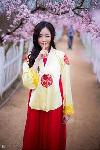 Ngân Búng chia sẻ rằng cô bạn rất thích nền văn hóa cũng như xem những bộ phim tình cảm lãng mạn Hàn Quốc.