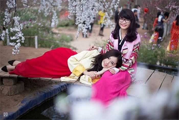 Bộ ảnh này được Ngân Búng thực hiện tại vườn đào Nhật Tân.