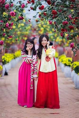 Sở hữu ngoại hình chuẩn cùng nụ cười duyên, Ngân Búng tạo nên những hình ảnh mới lạ trong trang phục hanbok Hàn Quốc.