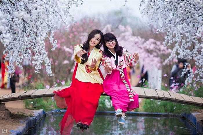 Cô bạn rất thích thú khi được trải nghiệm nền văn hóa của nước bạn Hàn Quốc qua việc thử bộ trang phục truyền thống hanbok