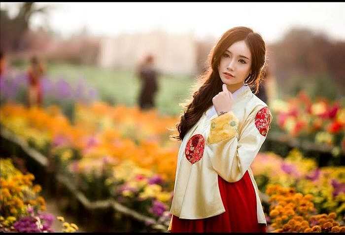 Ngân Búng tự tin khoe sắc giữa vườn hoa.