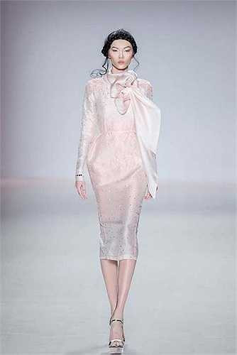 Anh thực sự để lại ấn tượng mạnh mẽ nhất từ trước đến nay về sự xuất hiện của NTK Việt tại quốc tế.