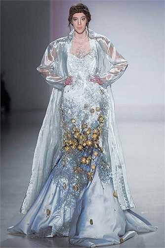 'Với tên gọi The last Petal - Cánh hoa cuối cùng, Lý Quí Khánh muốn đem lại cảm giác độc đáo vào bộ sưu tập Fall/Winter 2015 của mình, như cái đẹp luôn tồn tại mặc dù ở những nơi với điều kiện khắc nghiệt nhất'