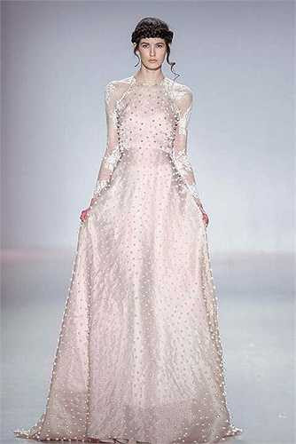 Mỗi mẫu thiết kế như một cánh hoa mềm mại với những điểm nhấn riêng, đậm chất Lý Quí Khánh