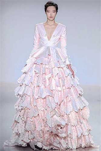 Chất liệu voan, lụa, sequin được sử dụng uyển chuyển khéo léo và đầy sáng tạo. 