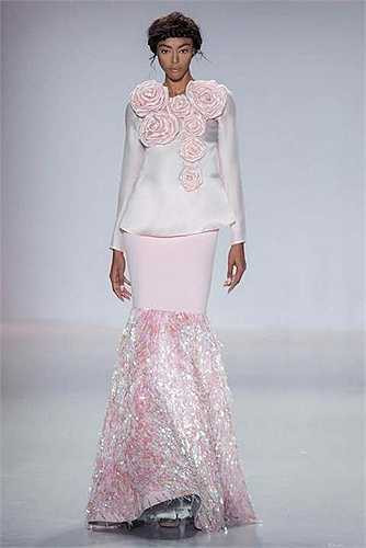 Tuyết Lan được Lý Quí Khánh lựa chọn làm vedette của show diễn, cô như một nàng công chúa bước ra từ câu chuyện cổ tích với chiếc váy dạ hội lộng lẫy