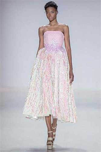 Siêu mẫu Bảo Hòa cũng tham gia trình diễn trong show của NTK họ Lý. Đây là lần hiếm hoi khán giả quê nhà gặp lại siêu mẫu nổi tiếng đình đám của Việt Nam một thời.