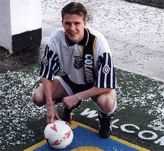 David Beckham trong màu áo của đội Hạng 3 Preston North End. Đây là giai đoạn tiền vệ nổi tiếng trui rèn kinh nghiệm ở CLB kém danh tiếng này,.