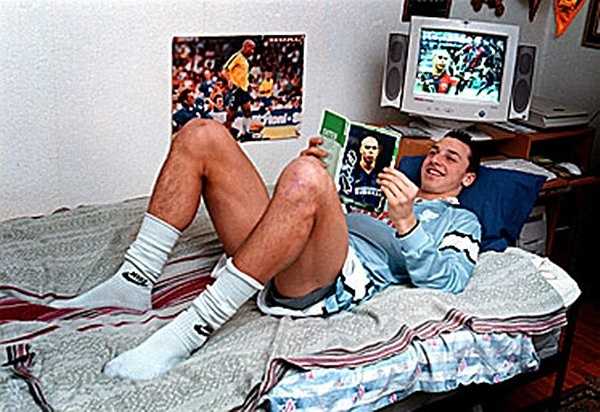 Ibrahimovic đọc sách về Ronaldo. Ảnh chụp Ibra thời còn khoác áo CLB Malmo (Thụy Điển).