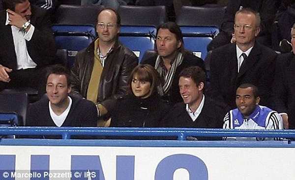 Terry vui vẻ đi xem đá bóng cùng vợ chồng Wayne Bridge. Sau này, Terry qua lại với vợ Bridge và cả hai trở thành kẻ thù