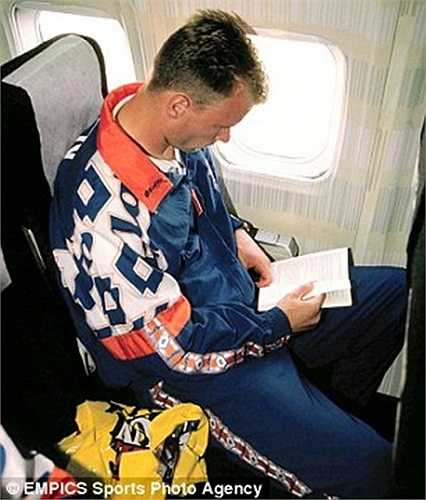 Nhìn ảnh này, liệu có ai nghĩ Bergkamp bị bệnh sợ máy bay. Anh dừng đi máy bay từ năm 1995