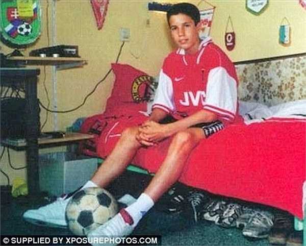 Van Persie hồi còn ăn tập ở Feyenoord. Anh mặc áo Arsenal và sau này, gắn bó danh tiếng với đội bóng thành London