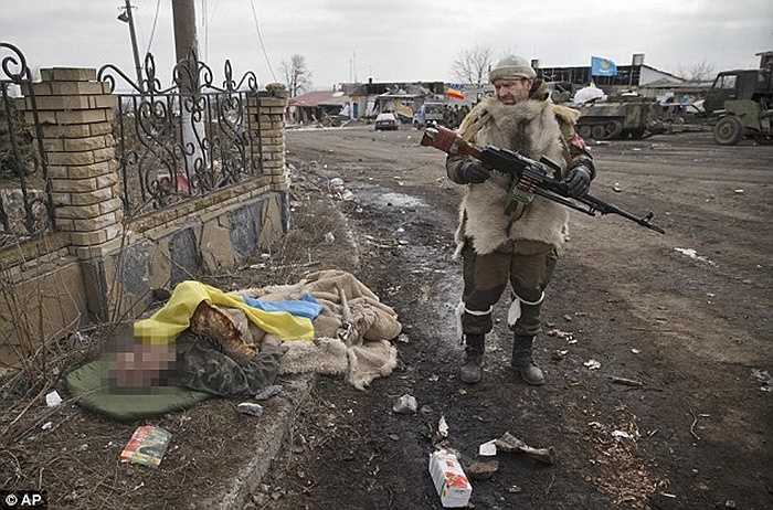 Quân ly khai đứng bên cạnh thi thể một binh sĩ Ukraine thiệt mạng ở Debaltseve