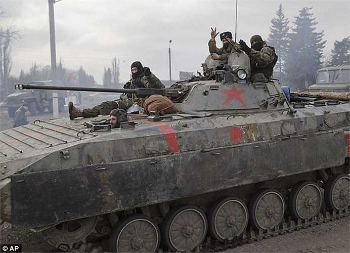 Quân ly khai và xe thiết giáp ở Debaltseve