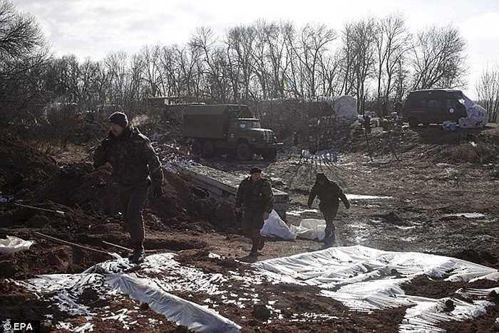 Binh sĩ chính phủ Ukraine rời khỏi Debaltseve