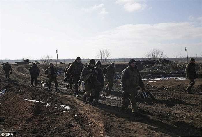 Binh sĩ chính phủ Ukraine rời khỏi Debaltseve