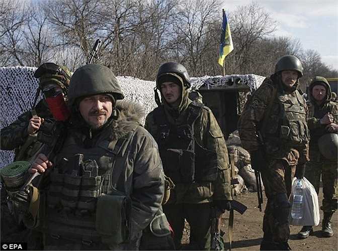Binh sĩ Ukraine trên đường di chuyển khỏi Debaltseve