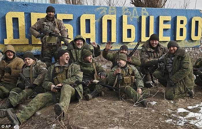 Quân ly khai ngồi bên cạnh biển chào Debaltseve