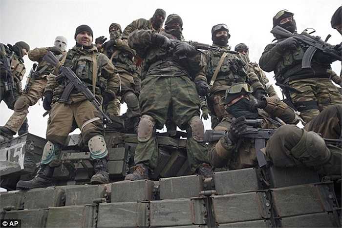 Quân ly khai trên một chiếc xe tăng ở Debaltseve