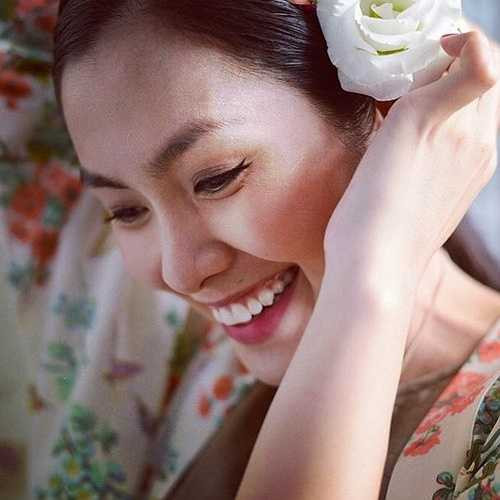 Nhìn lại nhan sắc của Hà Tăng từ ngày bước vào showbiz đến nay, khán giả ngày càng thấy cô mặn mà, sắc sảo và quý phái.