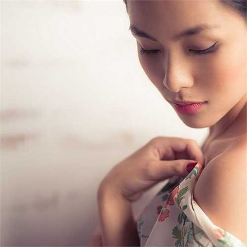 Vẻ đẹp của cô cũng gây tranh cãi khá nhiều sau thời gian lấy chồng tuy nhiên nụ cười 'tỏa sáng một khúc sông' như thời đóng Cánh đồng bất tận đến nay vẫn không thay đổi. 