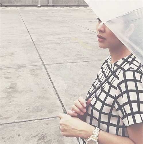 Cô dừng lại mọi hoạt động giải trí để dưỡng thai, thỉnh thoảng cô lại chia sẻ một vài hình ảnh lên trang cá nhân