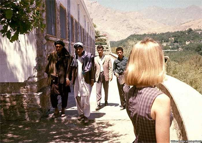 Ông cùng gia đình đến Afghnistan từ những năm 1967