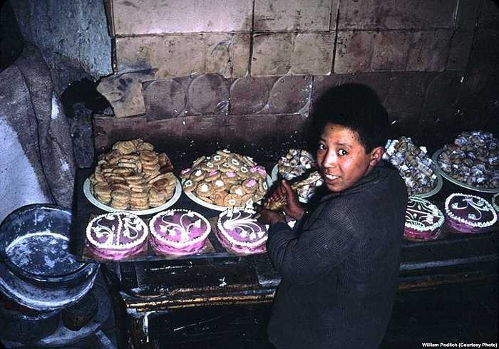 Cậu bé đang trang trí các loại bánh kẹo