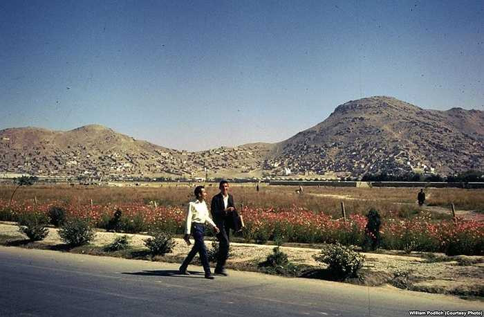 Những cậu bé đi bộ trên các con đường ở Kabul