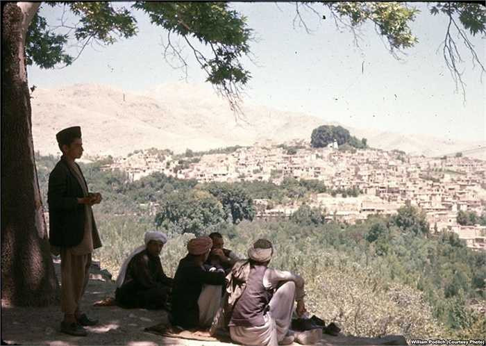 Những người đàn ông Afghanistan ngồi bên rìa làng