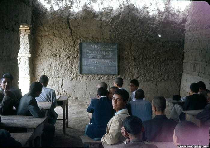 Học sinh học bài trong một lớp học đắp đất