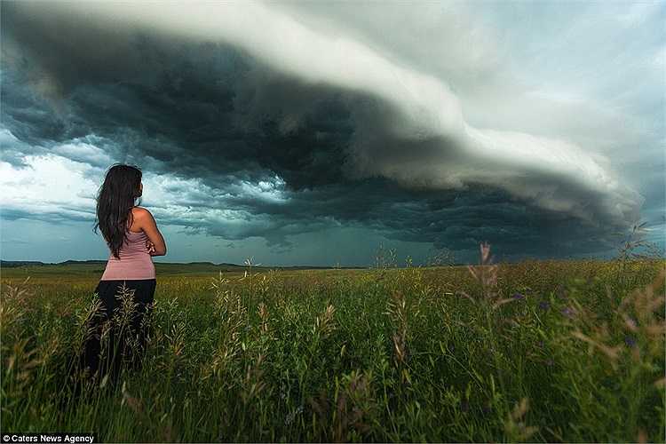 Cô đứng đối diện với con bão đang điên cuồng tiến tới