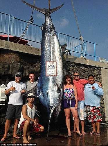 Kai Rizzuto (đứng bên trái con cá) và chiến lợi phẩm nặng gần 5 tạ của mình