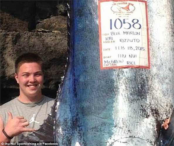 Kai và con cá nặng gần 500kg em câu được