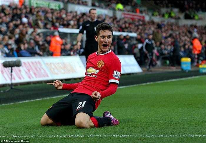 Ở những phút đầu tiên, Quỷ đỏ vẫn thi đấu chệch choạc như thường lệ khi hàng phòng ngự đội khách liên tục mắc sai lầm và suýt chút nữa Swansea đã có bàn thắng sớm nếu như cú đánh đầu của Gomis không bị Herrera phá bóng ngay trên vạch vôi.