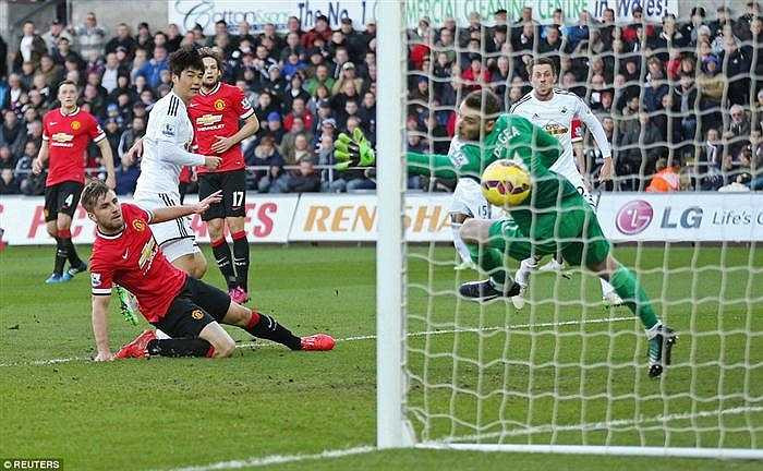 Tuy vậy Swansea đã phản ứng ngay tức thì bằng bàn san hòa tỷ số chỉ 2 phút sau đó. Người lập công là cầu thủ Hàn Quốc, Ki Sung-Yueng. Tỷ số hòa được giữ nguyên sau hiệp 1.