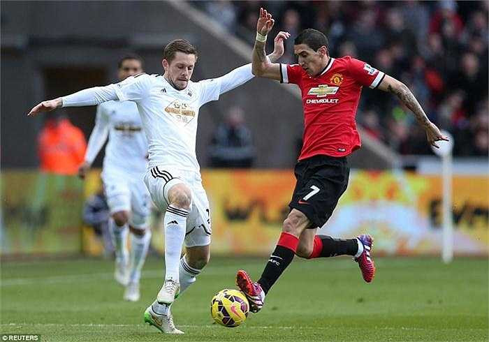 Sau bàn thua, Man Utd tích cực dâng cao đội hình hòng tìm kiếm bàn nâng tỷ số. Nhưng hàng công đắt giá của đội bóng áo đỏ tỏ ra hết sức vô duyên trước khung thành của Swansea trong khi tuyến dưới đội chủ nhà thi đấu tập trung.