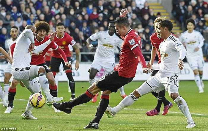 Van Persie vẫn thi đấu mờ nhạt.