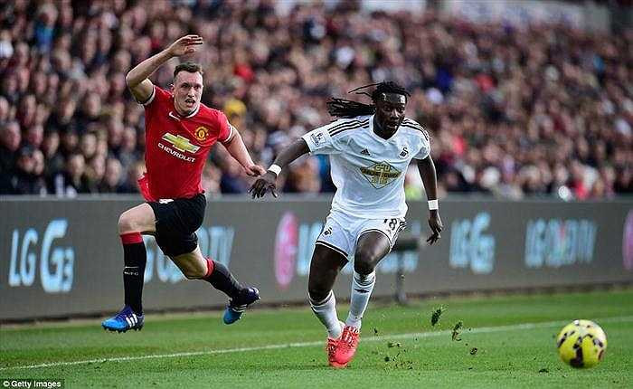 Phil Jones liên tục mắc lỗi vị trí khiến hàng thủ Man Utd nhiều phen lao đao.