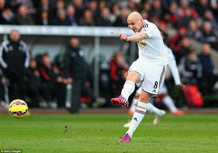 Shelvey có khoảng trống để tung ra cú nã đại bác cực mạnh khiến bóng đập trúng Gomis đổi hướng làm bó tay thủ thành De Gea.
