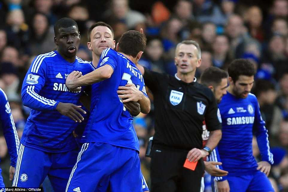 Matic như muốn 'ăn tươi nuốt sống' trọng tài Atkinson