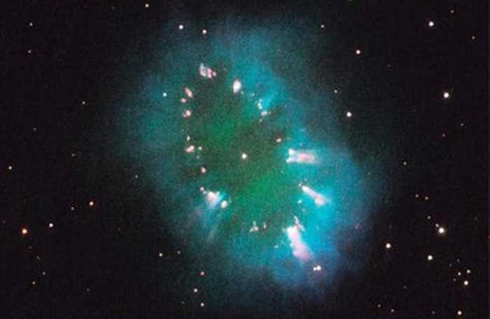 Tinh vân vòng hạt (Necklace Nebula) nằm trong chòm sao Sagitta, cách Trái Đất 15.000 năm ánh sáng. Nó lấp lánh như một chuỗi ngọc trong bóng đêm vũ trụ. Tinh vân do hai ngôi sao quay quanh nhau ở cự ly gần tạo ra. Khoảng 10.000 năm trước, ngôi sao lớn 'nuốt chửng' 'bạn đồng hành' của nó, khiến ngôi sao nhỏ chuyển động theo quỹ đạo bên trong ngôi sao lớn. Hình ảnh trông giống chiếc vòng là do lực ly tâm phân phối các chất khí xung quanh đường xích đạo của ngôi sao. Ảnh: NASA